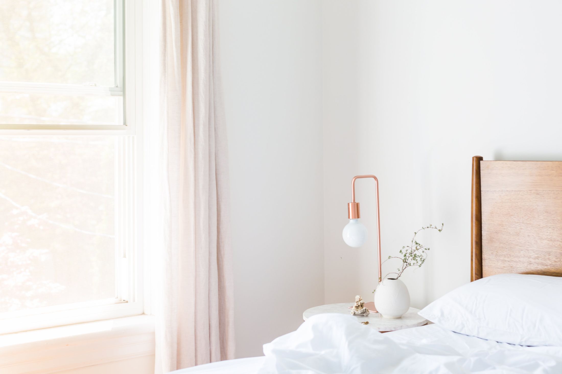Helles Schlafzimmer am Morgen, Licht fällt durch den Vorhang